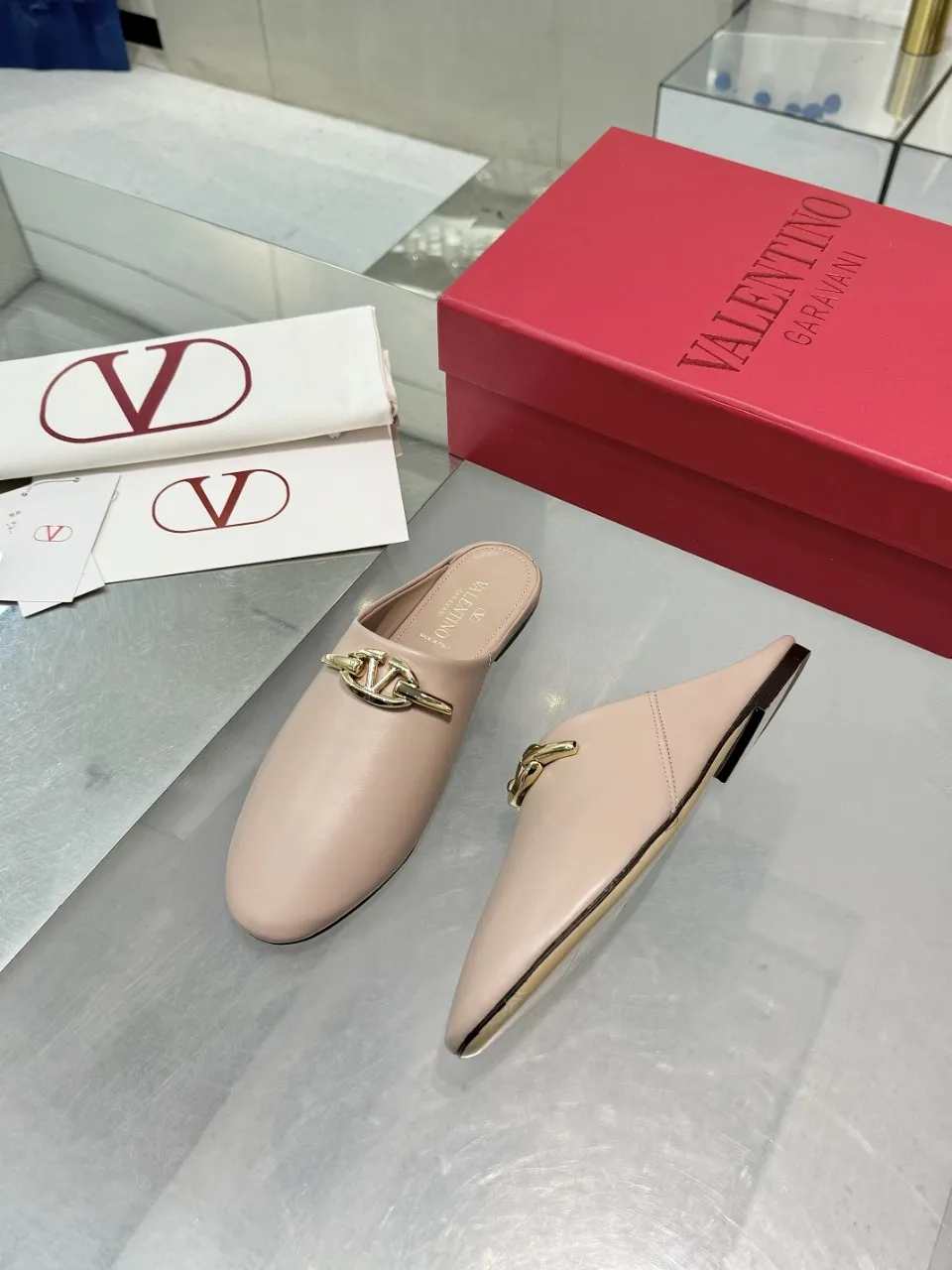👟👟Ex-factory price 520👟👟 Valentino’s hottest new product in 2025, the new slippers are also easy to wear...😈😈😈 The latest logo buckle Perfectly combined with sexiness❤️‍🔥❤️‍🔥❤️‍🔥❤️‍🔥It is simply the pinnacle of summer fashion💖💖💖💖Original replica Outsole: Italian genuine leather outsole Heel height: Flat heel Size: 35-39 (40 41 42 customization is non-returnable and non-exchangeable)